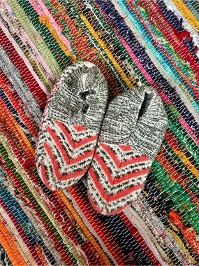 Bombas Gripper Slippers in Grey & Red Chevron Medium 9-11.5